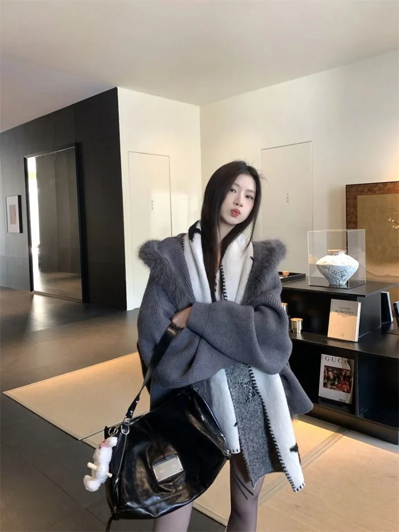 Female New Loose and Unique Super Good-looking Gray Splicing Fur Collar Knitted Jacket 2026 Winter Women's Cardigan Sweater Tide