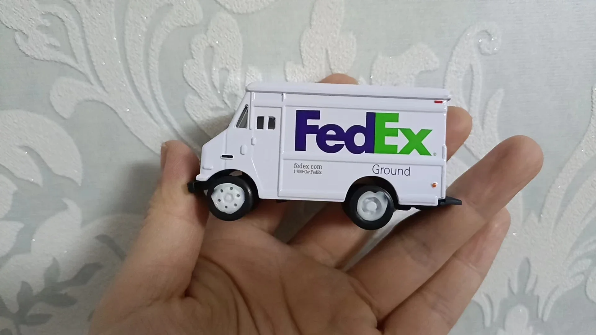 Have Flaws Diecast FedEx Alloy Car Model Collection Adult Decoration Static Display Gift Boy Toys - The Wheel Hub Is Defective