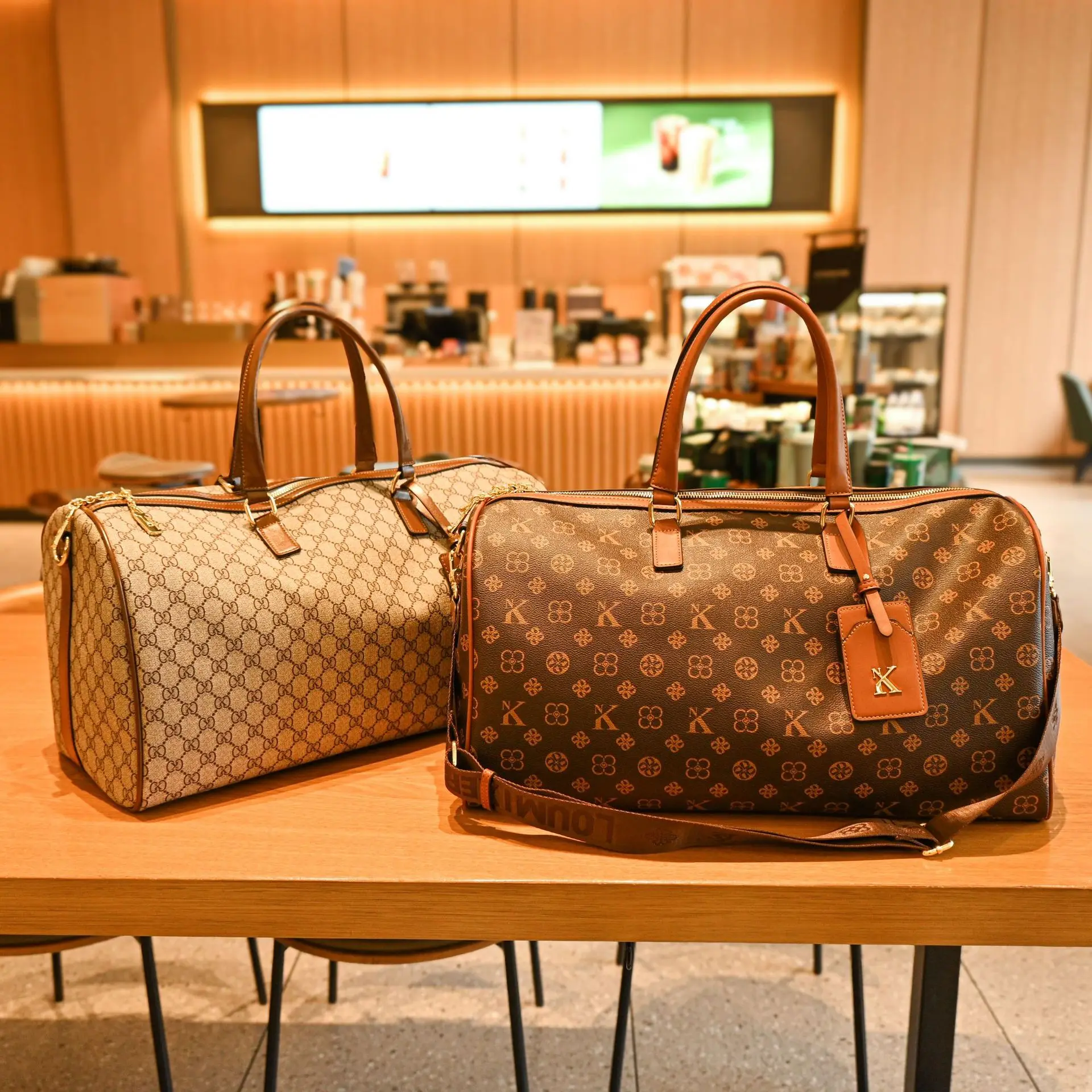 

Famous Designer Ladies Messenger Bag Genuine Leather Crossbody Style Women's Handbag Classic Elegant Look Popular Luxury