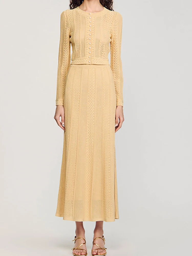 

Ранняя весна, новая женская мода, изысканный французский золотой полый узор, вязаное верхнее пальто, длинная юбка