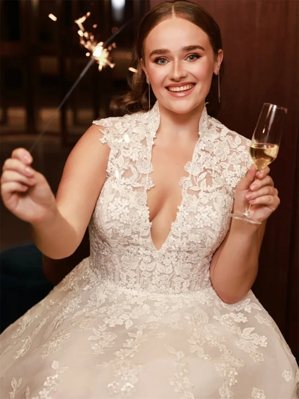 Tokyo Aangepaste Elegante A-lijn Trouwjurken V-hals Mouwloze Rits Bruidsjurken Witte Hof Trein Tule Bruidsjurken