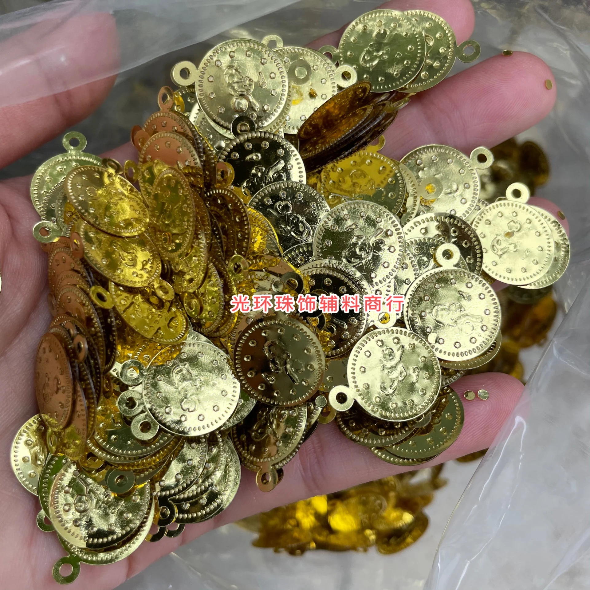 

Good Quality Wholesale 15mm 20mm Costume Design Make Jewelry DIY Bag Clothes Fecoration Gold Round Pendant Sequin