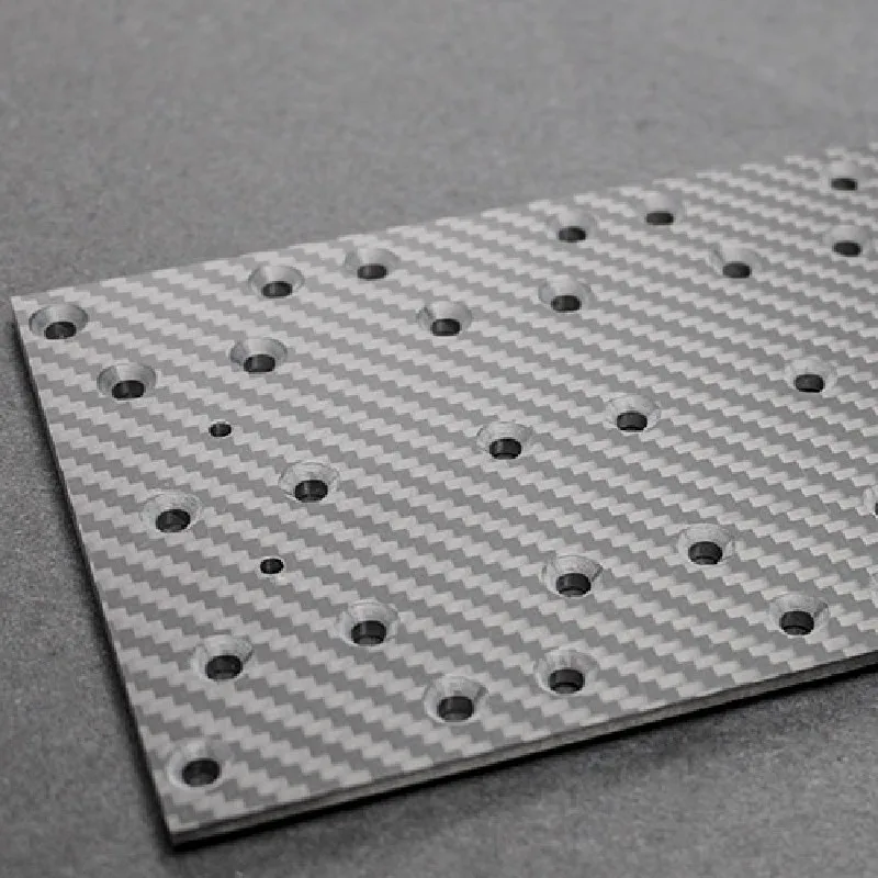 แผ่นคาร์บอนไฟเบอร์ตัดแผ่นคาร์บอนกระบวนการเครื่องจักรกล CNC Milling แกะสลัก Matte Glossy Twill ธรรมดา T700 T300 FPV แขนกรอบ