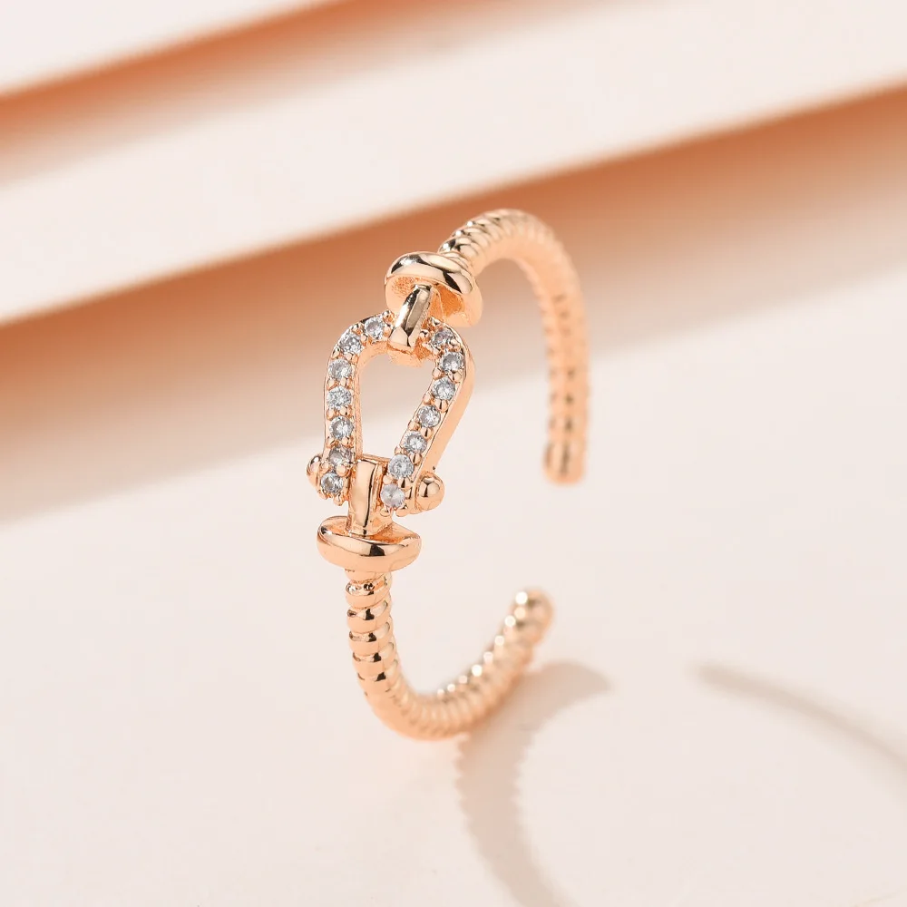 

Регулируемое кольцо из 18-каратного золота — элегантный открытый дизайн, легкий и гипоаллергенный, идеально подходит для повседневного ношения и особых случаев