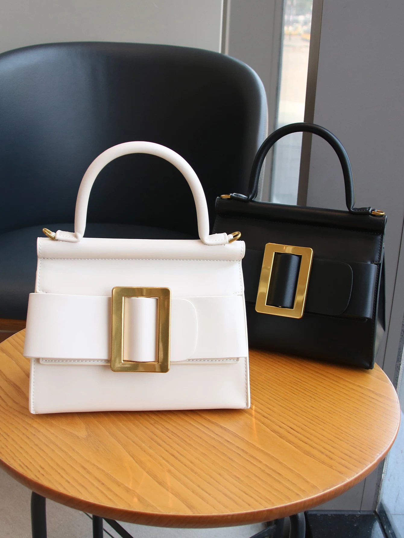 حقيبة مربعة صغيرة عصرية كلاسيكية 2025 حقيبة يد فاخرة جديدة حقيبة يد كورية على الموضة متدلية على كتف واحد بلون سادة جودة عالية