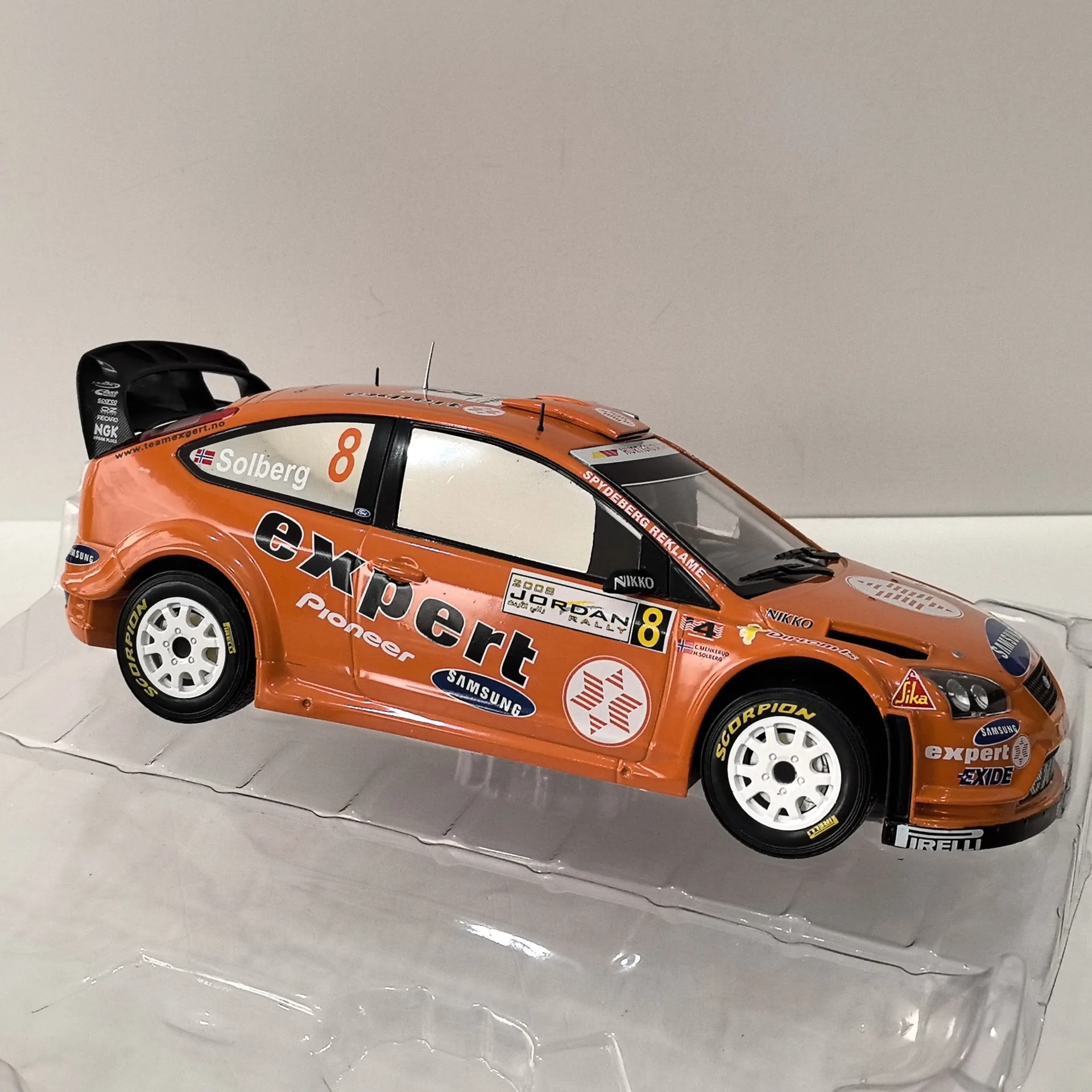 다이캐스트 IXO 1:18 스케일 포드 포커스 # 8 포드 포커스 레이싱 합금 자동차 모델 소장 장난감 선물 기념품 디스플레이 장식품