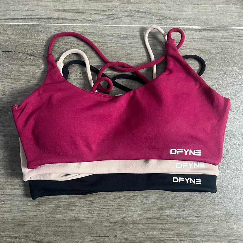 Dynamischer BH mit gedrehtem Rücken und Logo, nahtloser Yoga-Top-BH für Damen, mittlerer Halt, gepolstertes Gym-Crop-Top, dehnbares Fitness-Sport-Top