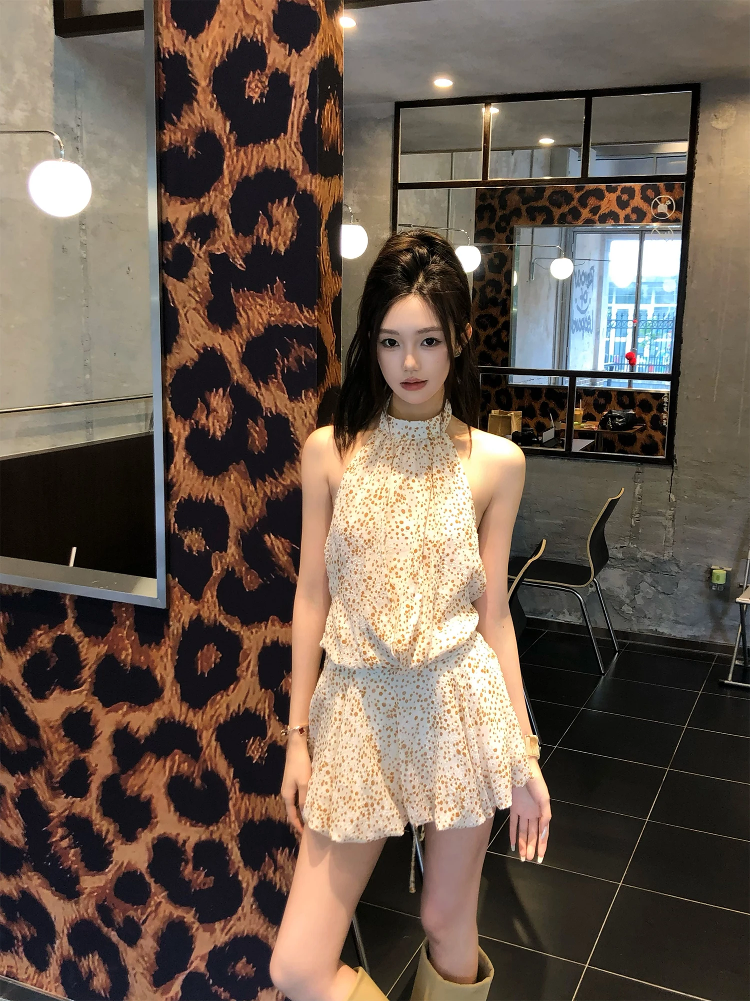 

Летнее новое дизайнерское платье на одно плечо для женщин, облегающее, сексуальное, с завязками на талии, из полиэстера, для создания эффекта стройности.