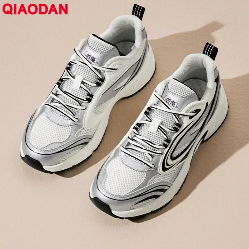 

QIAODAN кроссовки женские 2025 модные прогулочные удобные туфли на мягкой подошве с сеткой дышащие серебряные кроссовки в стиле ретро QXL042253422R
