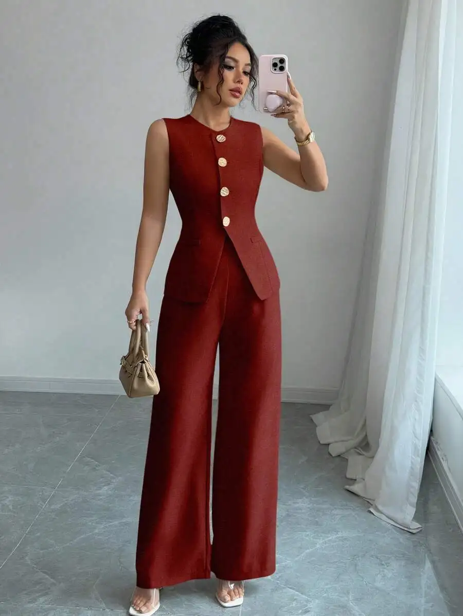 

Женский костюм-двойка цвета ржавой ржавчины: безрукавка на пуговицах и брюки с широкими штанинами