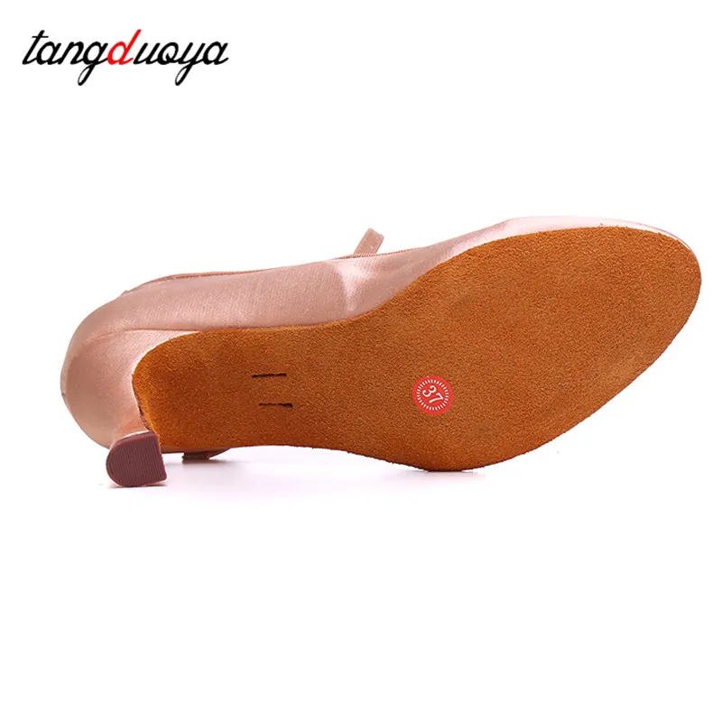 Sepatu dansa wanita hak tinggi, sepatu dansa Latin elegan Satin klasik, sepatu dansa dalam ruangan sol lembut ujung tertutup, sepatu dansa standar Modern