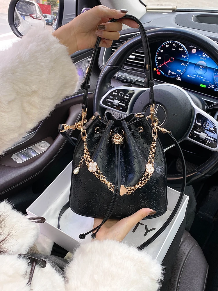 borsa-a-secchiello-skt-s-con-stampa-retro-a-rilievo-da-donna-nuova-collezione-primavera-2026-borsa-a-tracolla-di-alta-gamma-con-catena-in-morbida-pelle-pu-casual-ed-elegante