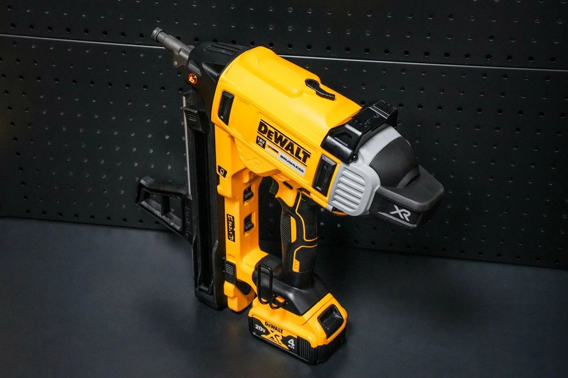 New DEWALT brushless high-performance cordless 20V lithium-ion high-speed concrete nail gun DCN890 nail gun  Body Only