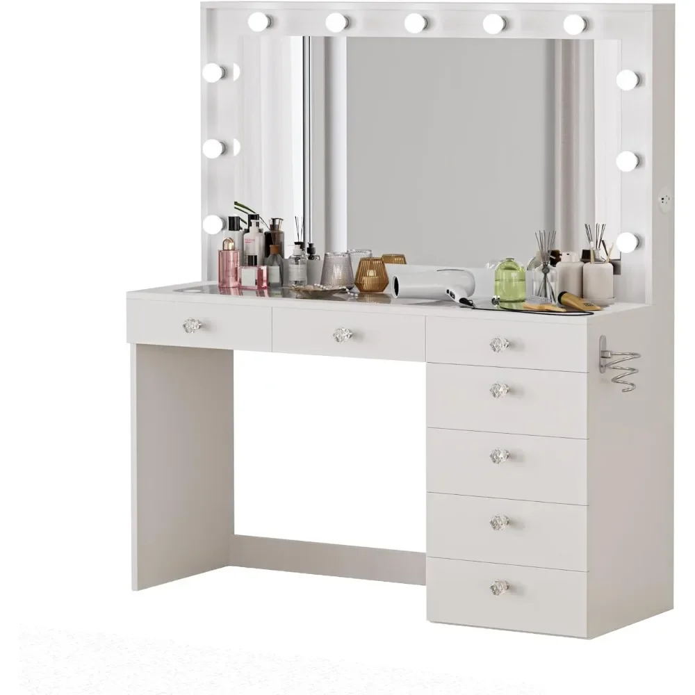 Grande vanité de maquillage avec lumières de la Confédération intégrées, miroir de la Confédération, cintre pour sèche-cheveux, dessus en verre, boutons en cristal, blanc, 7 portes de proximité