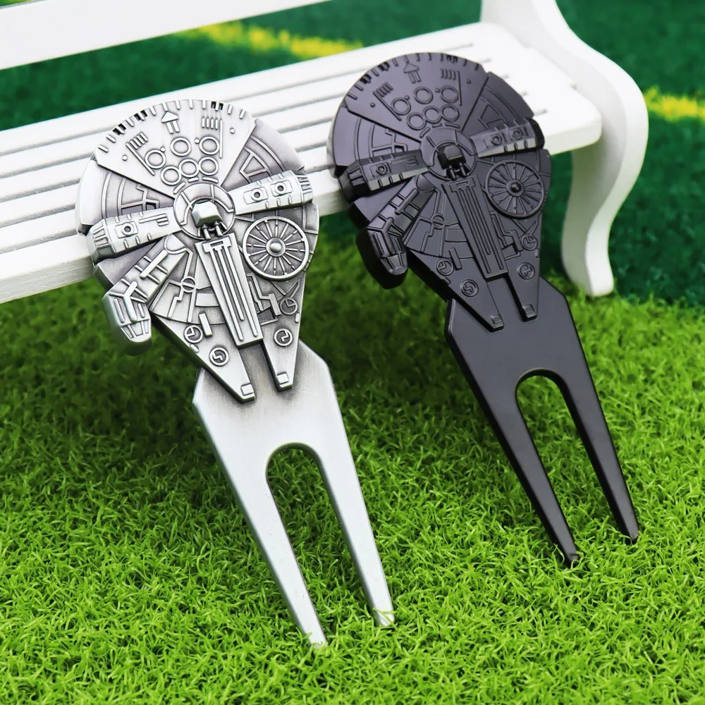 Groove Cleaner Spacecraft Golf Green Fork Magnetische Pitchgabel aus Zinklegierung Tragbare multifunktionale Golfballgabel Reinigen Sie den Rasen