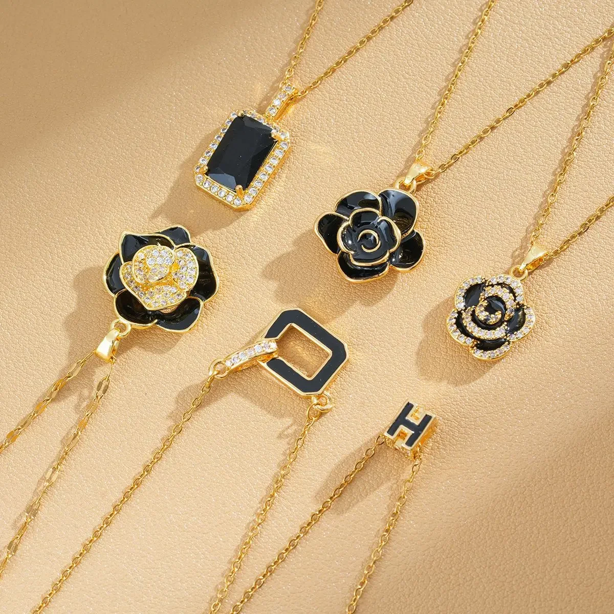 Новинка 2025 года. Этот кулон из 18-каратного розового золота с четырьмя лепестками клевера для женщин – это модный и популярный товар на Instagram.