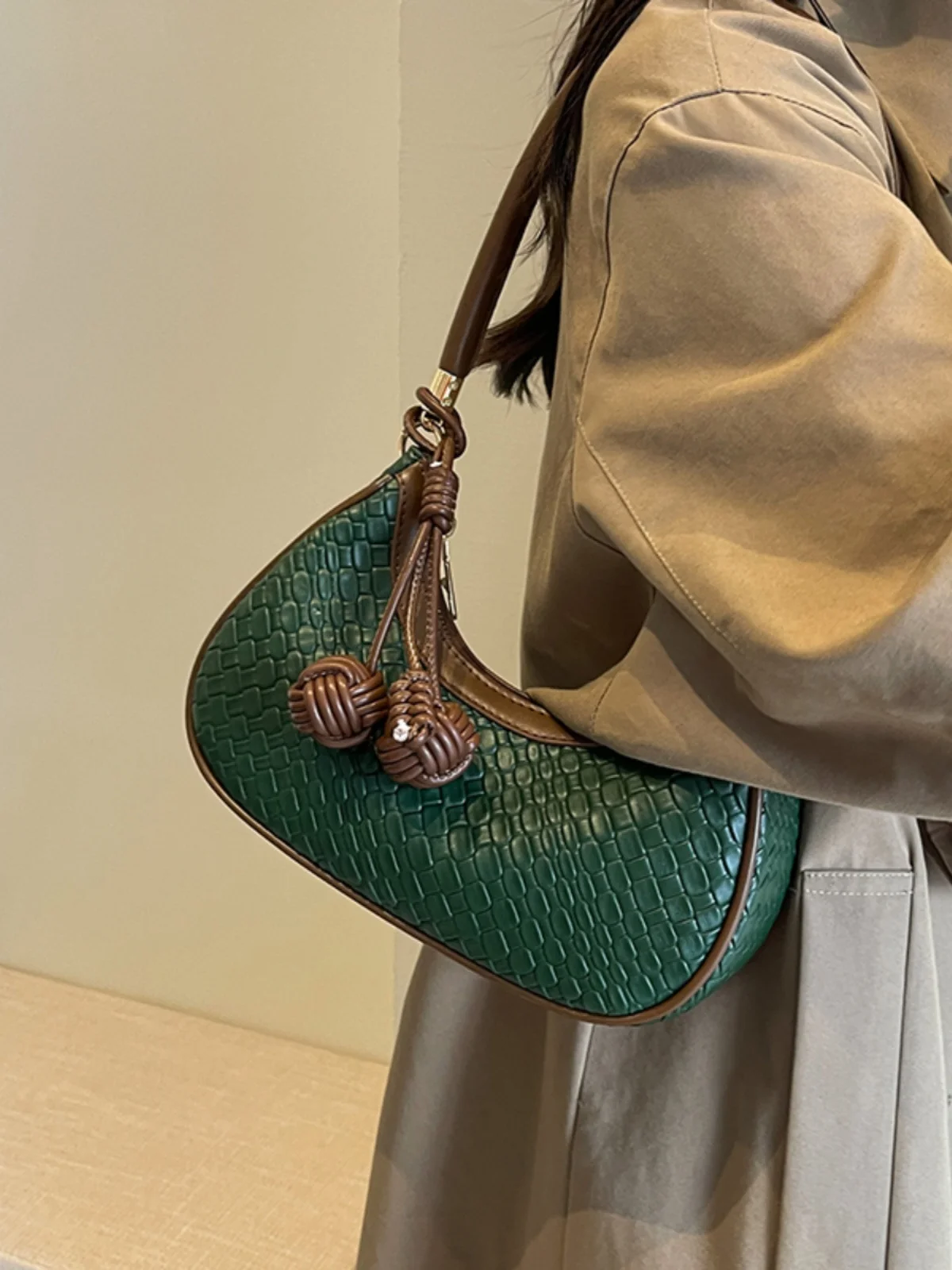 Popular niche design retro bag 2023 new women\'s bag fashion Messenger bag one shoulder underarm bag
