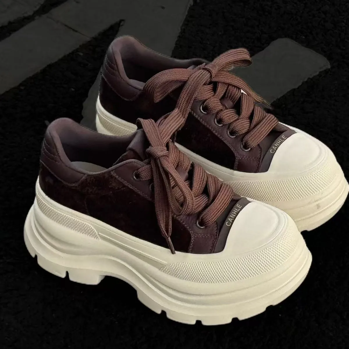 

Повседневные дышащие женские кроссовки на платформе, новинка 2025, спортивная обувь на шнуровке, увеличивающая рост, удобные уличные нескользящие кроссовки