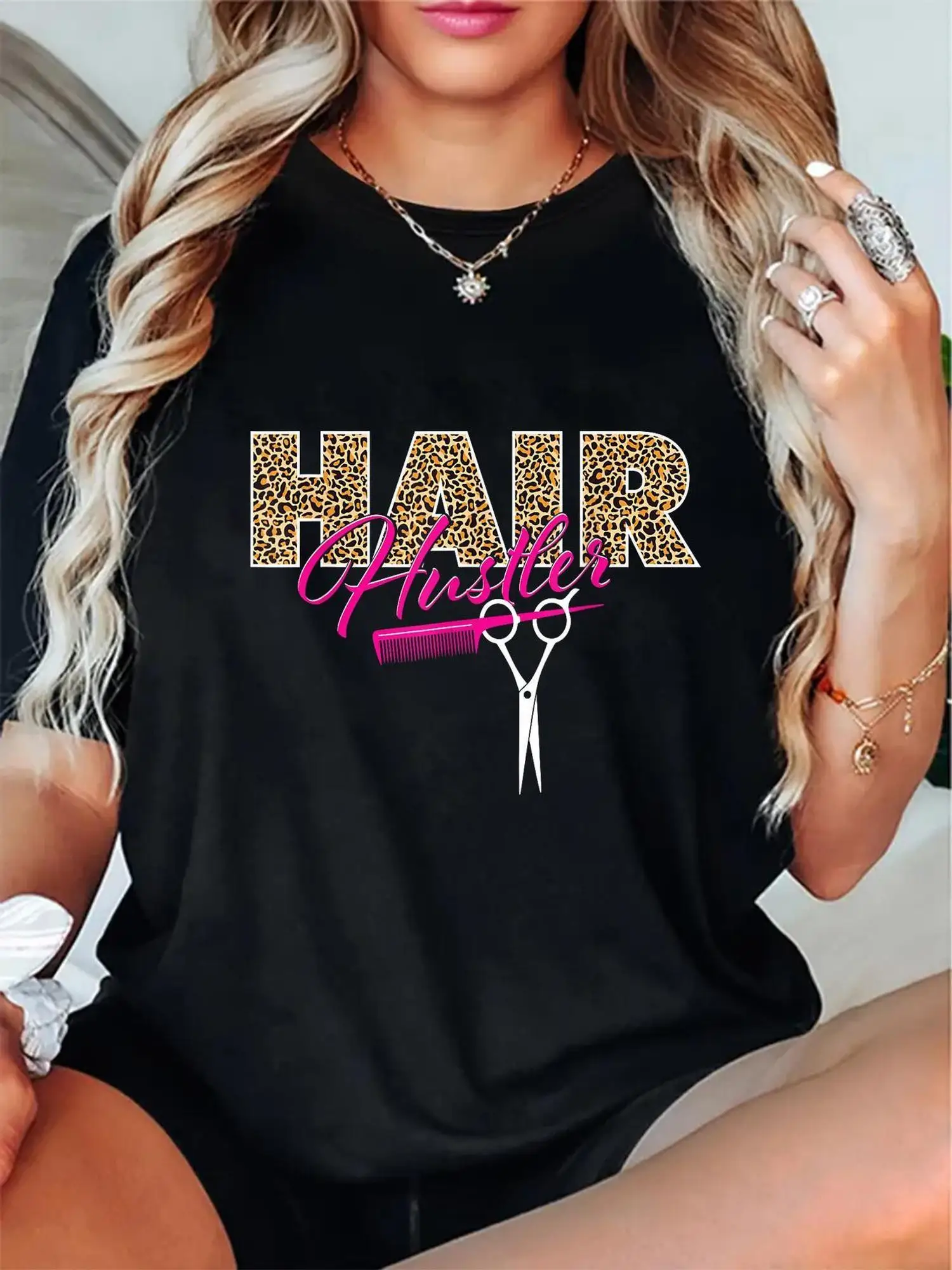 180g Hair Hustler T-shirt imprimé léopard élégant col rond manches courtes T-shirt pour femmes, noir avec paillettes dorées lettrage rose