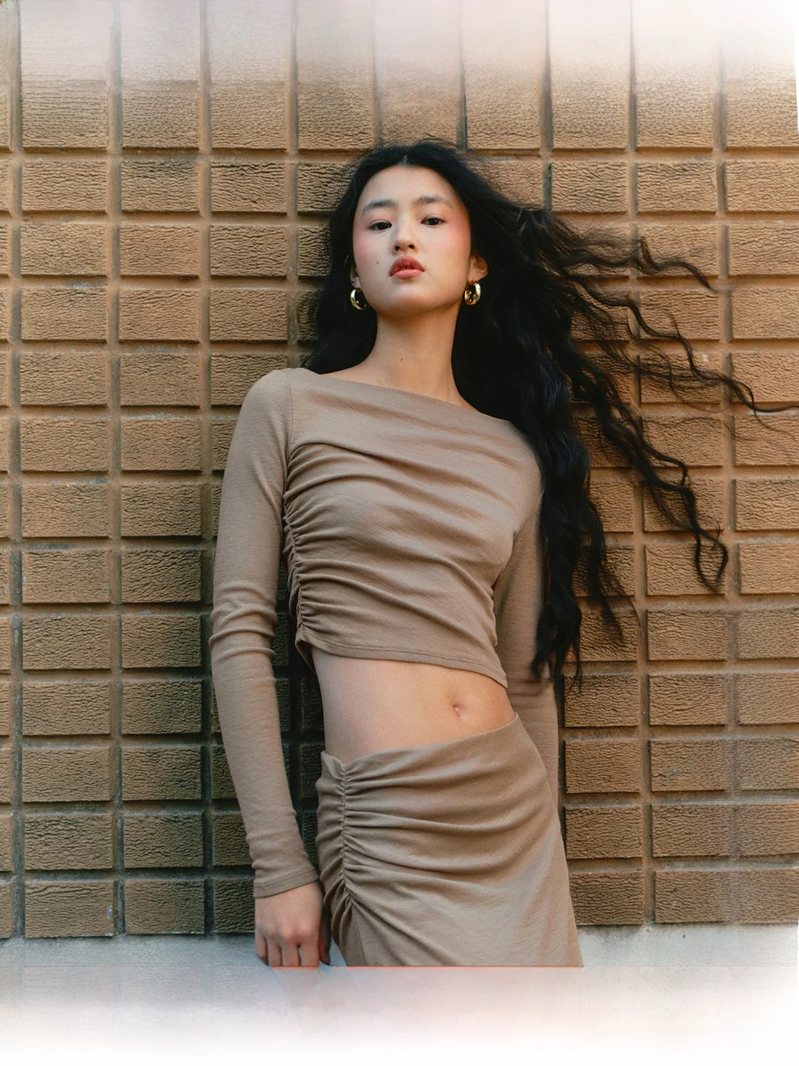 

Модная женская осенняя футболка с одним открытым плечом, приталенного кроя, из чистой шерсти, с длинным рукавом, однотонная, для повседневной носки, стильный образ