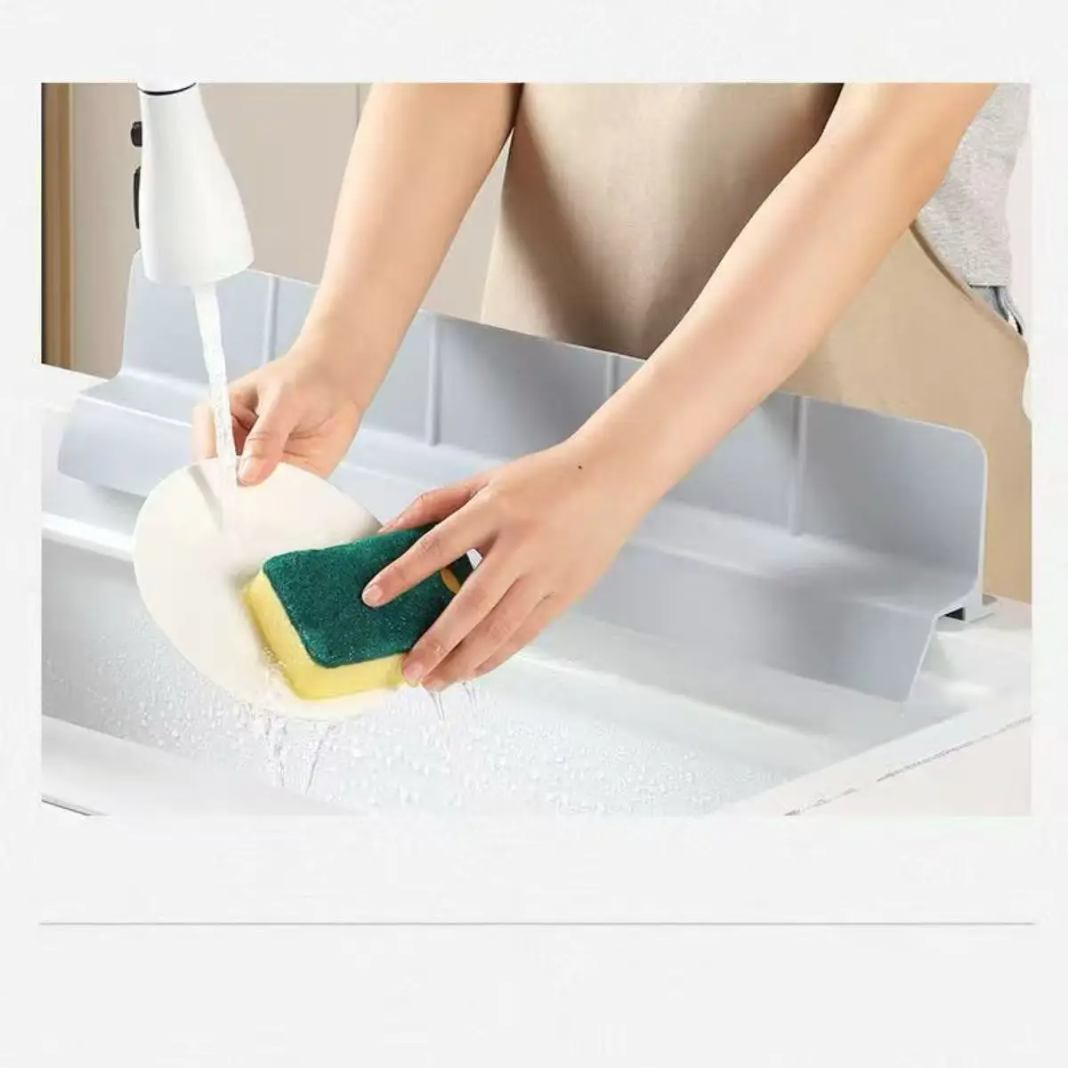 Silicone Sink Splash Guard Kitchen Water Baffle Splash Protector with Non Slip Strong Suction Washing Dishes Faucet Drain Pad