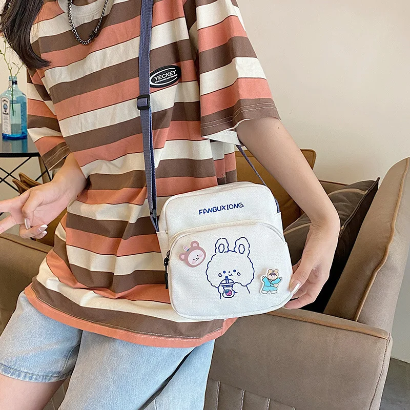 

Холщовая сумка через плечо с милым мультяшным медведем. Стильная и практичная для повседневных прогулок. Идеально подходит для студентов. Женщин. Сладкие эстетические предположения.