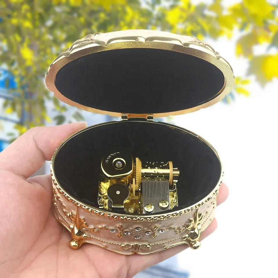 Оптовая продажа, тисненая металлическая музыкальная шкатулка из цинкового сплава, заводное движение, бутик подарков на Рождество, День святого Валентина