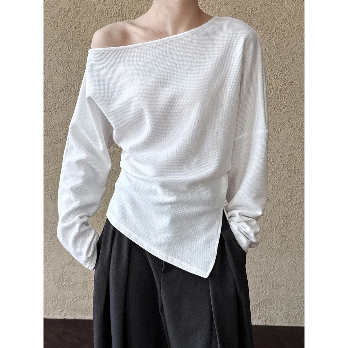 UMI MAO High-End Top Irregular Asymmetric Shoulder Sweatshirt For Women New Niche Design Pleated Split Waist Top 2889