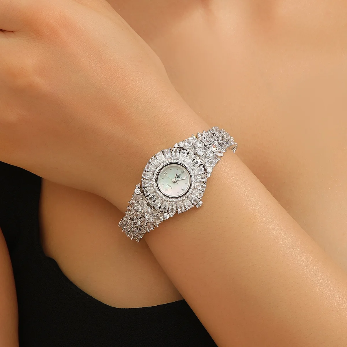 EYER Luxury Elegant Fashion Simple Design Geometric Bracelet Bangle Watch For Women Wedding Party Daily Jewelry Watch