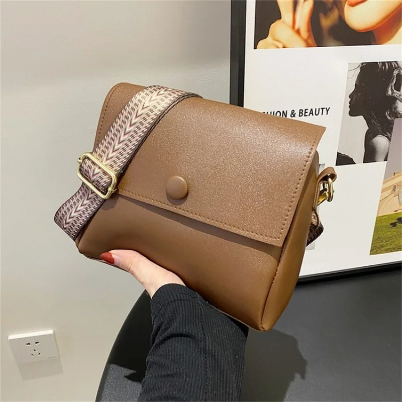 

Классическая плетеная кожаная сумка-тоут для женщин. Текстурированная дизайнерская сумка с ручкой. Ремесленный вид и ощущение на каждый день.