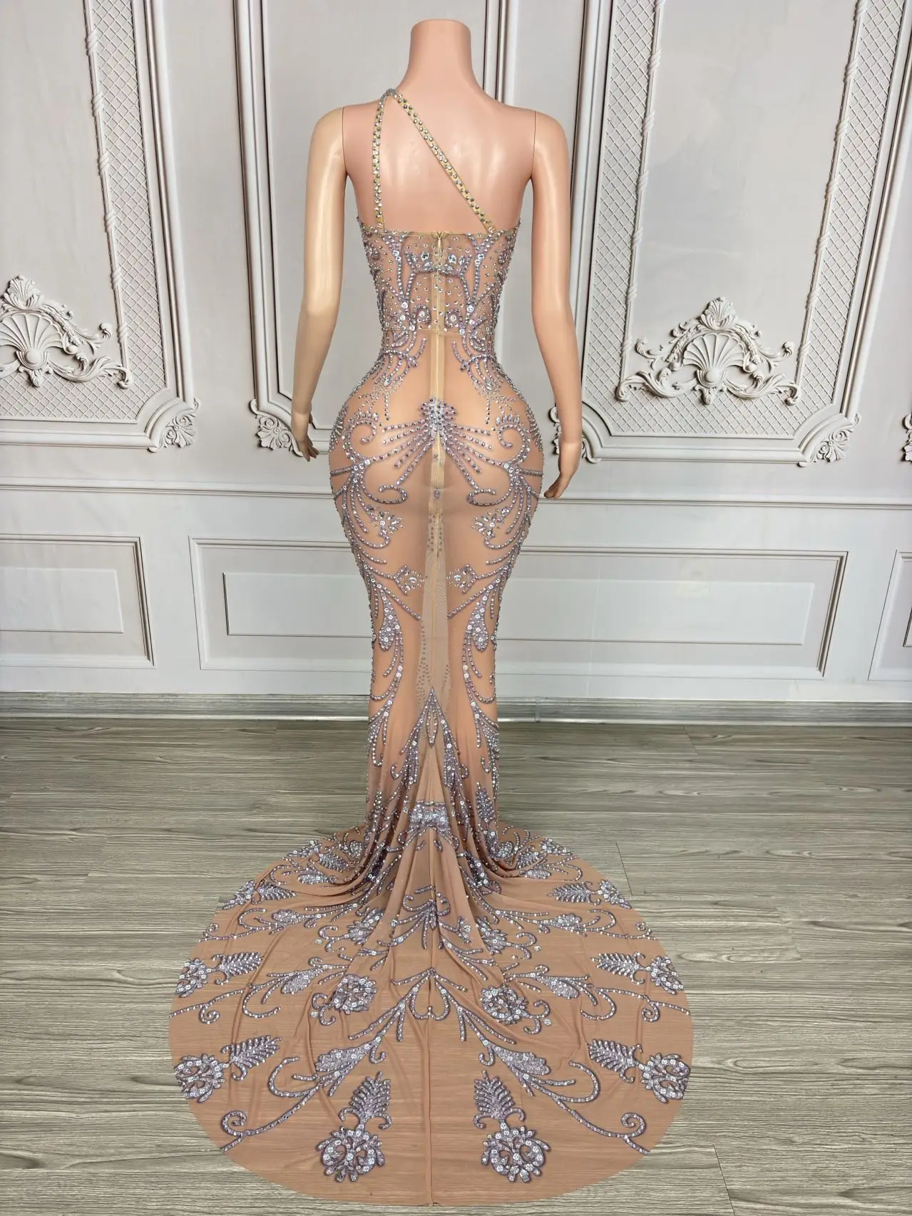 ชุดราตรีทรงยาวกรอมพื้น ไหล่เฉียง แต่งคริสตัล ผ้าตาข่ายซีทรู สำหรับผู้หญิง งานกาล่าดินเนอร์หรืองานเดินแบบบนพื้นที่โชว์เสื้อผ้าสีแดง ยี่ห้อ yadan