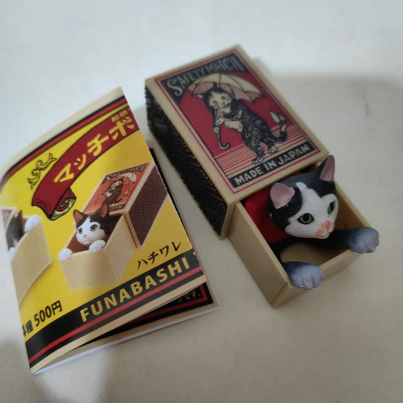 Figura de ação genuína sonda de gato escondida na caixa de fósforos ornamento de gato modelo Q versão Gacha