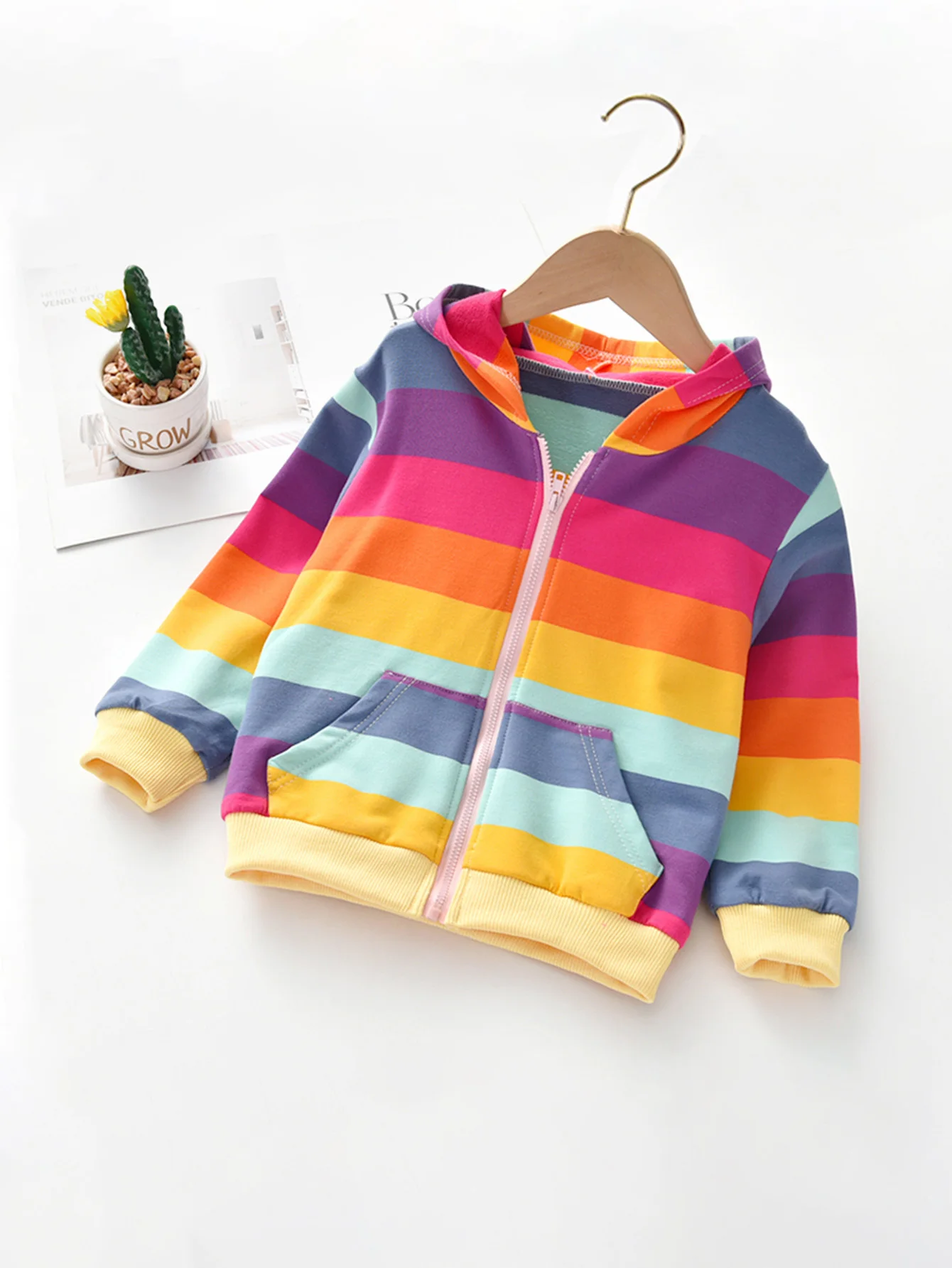 Mädchen Frühling Herbst Mode Kapuzenjacke mit Reißverschlusstasche Regenbogen-Streifen Personalisiertes Niedliches Design – Detail 3
