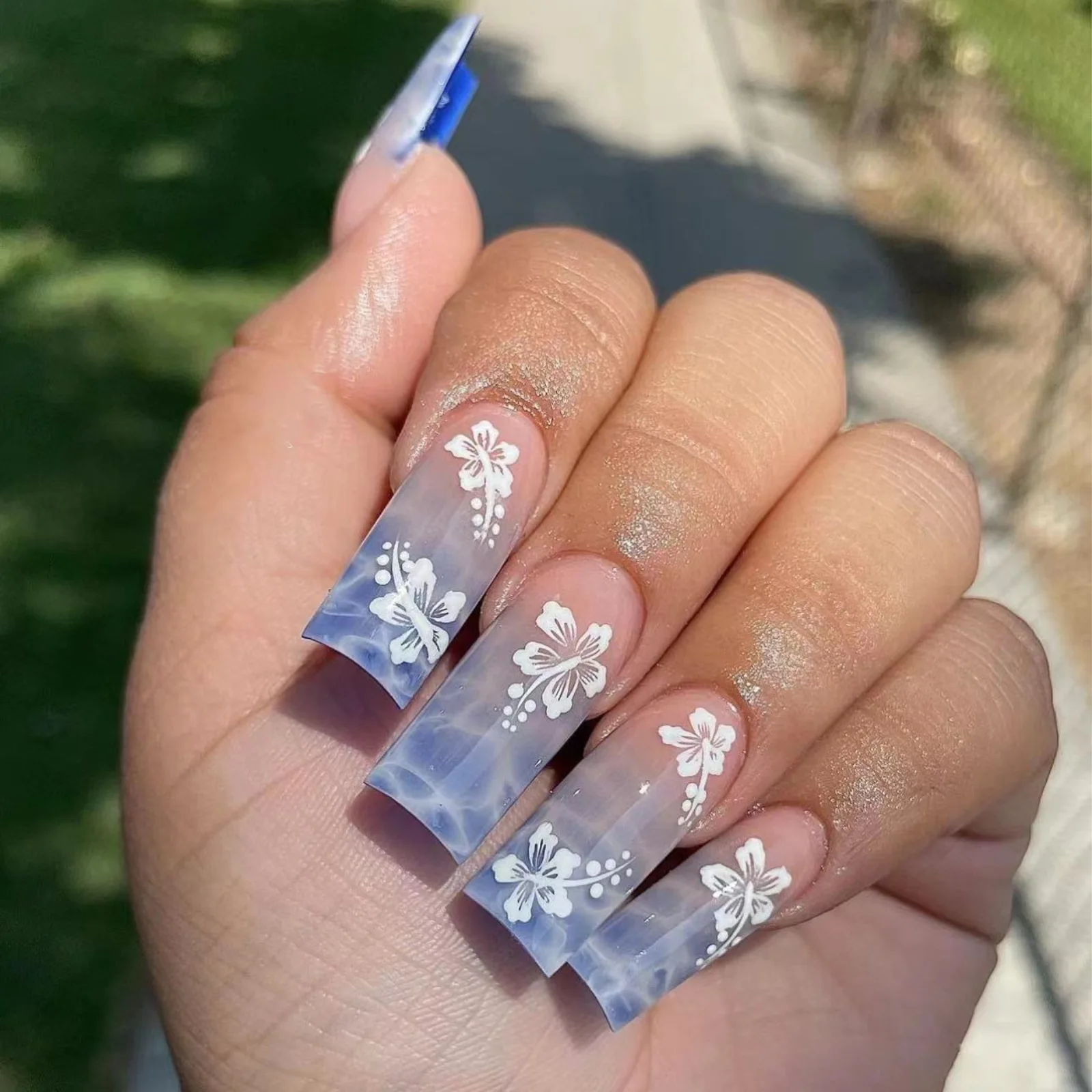 Uñas postizas de líneas azules marinas de verano, puntas largas de ataúd francés, diseños de flores blancas, ongles de imitación, suministros de uñas postizas acrílicas