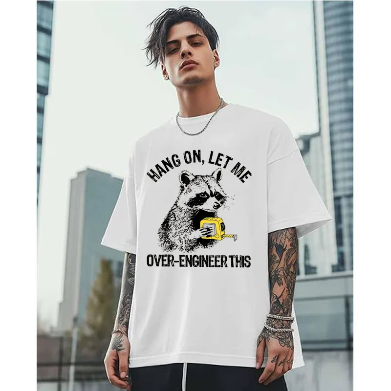 Warte, lass mich das schmeichelnde T-Shirt mit lustigem Waschbär-Motiv für Techniker im Y2K-Stil gestalten – Süßes, personalisiertes Herren-T-Shirt für den Arbeitsalltag mit sarkastischem Spruch – Detail 4