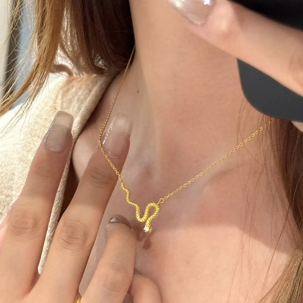 뱀 초커 뱀 목걸이 금속 칼라 망치 패턴 트위스트 뱀 목걸이, 뱀 모양 골드 컬러