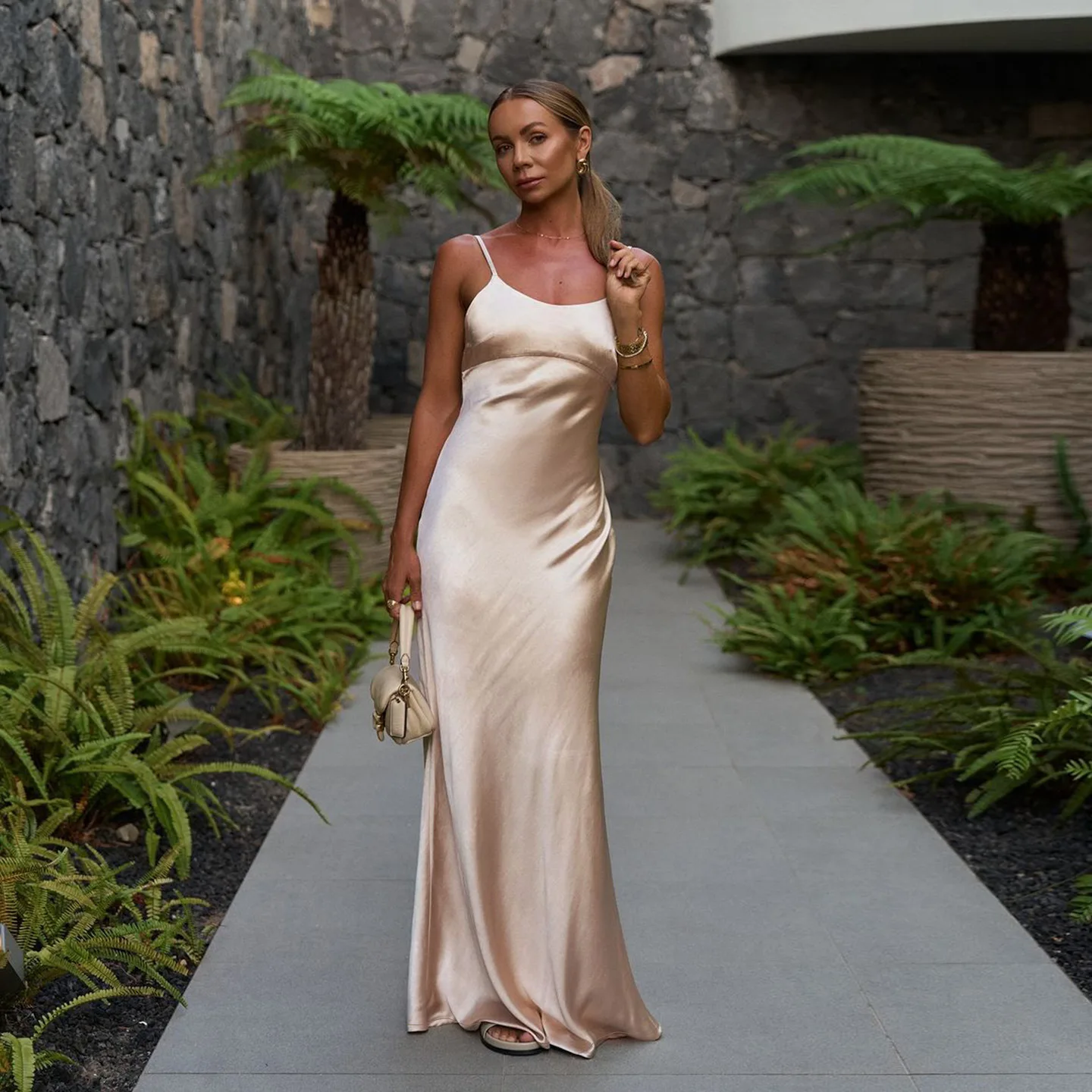 YJ25391 2025년 가을 신상 여성 패션 실키 섹시 스트랩 솔리드 컬러 우아한 드레스