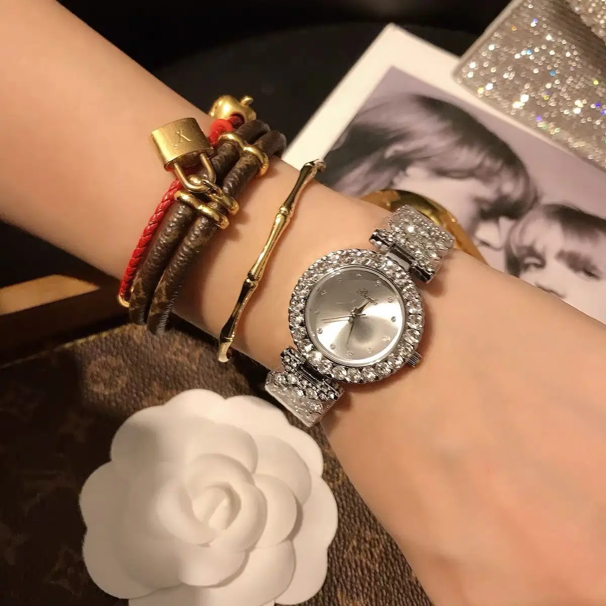 Reloj con diamantes para mujer, pulsera de cuarzo con correa de cuero