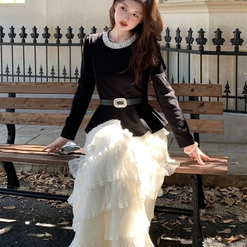 ชุดเซ็ตสองชิ้นแฟชั่นคุณภาพสูงสำหรับผู้หญิง ดีไซน์หรูหรา เสื้อแขนยาวประดับลูกปัดเข้ารูปเอวพร้อมเข็มขัด + กระโปรงทรงเค้ก ชุดฤดูใบไม้ร่วง