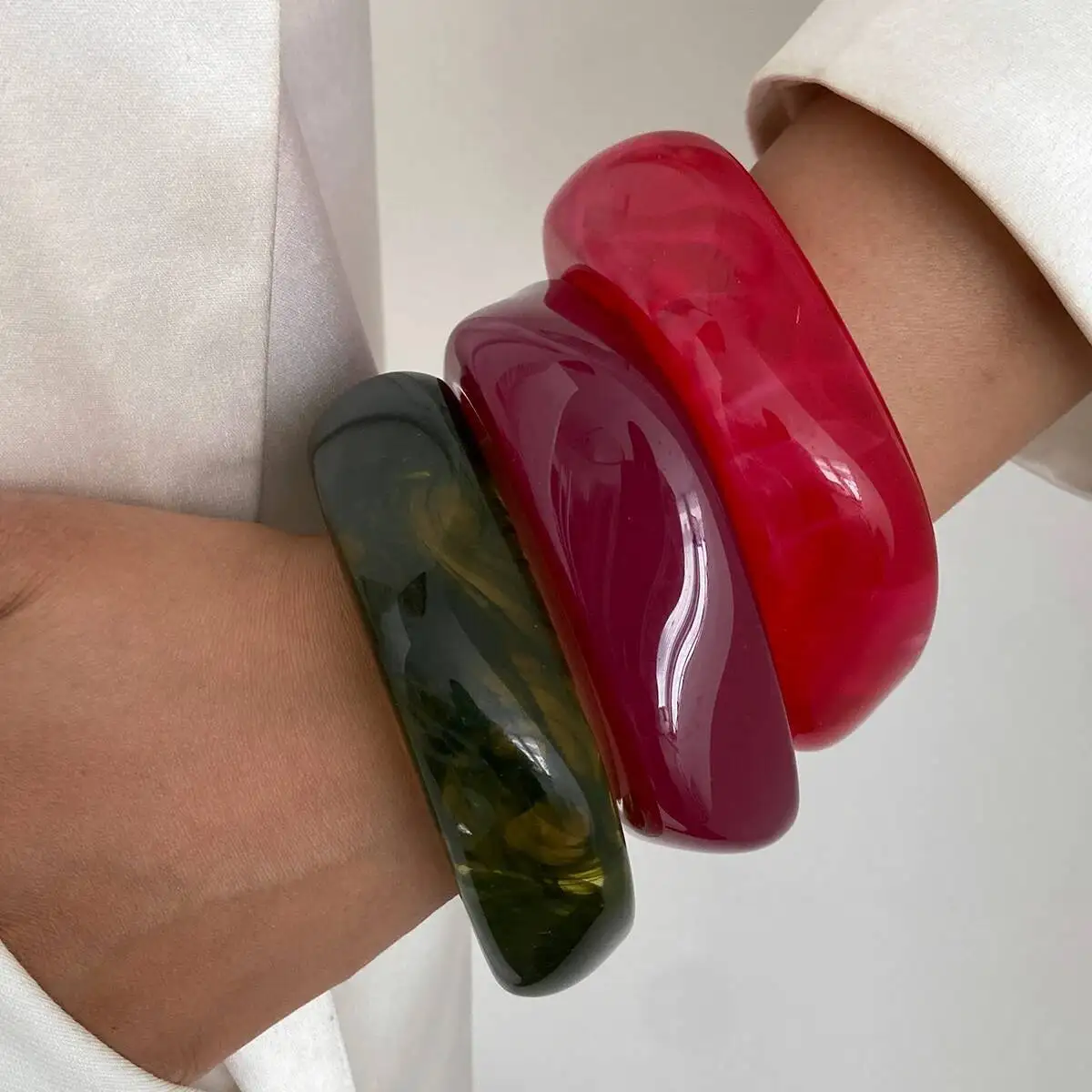 Salircon 3-farbiges Punk-Armreif-Set aus klobigem Harz und Acryl für Frauen, Boho, Vintage, unregelmäßige geometrische breite Armbänder, Party-Schmuck