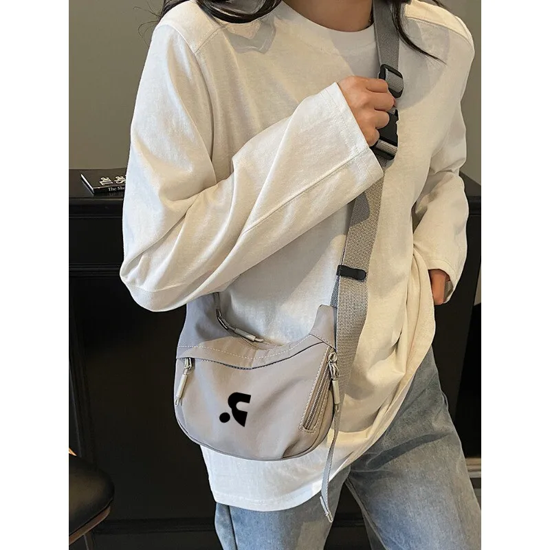 bolso-bandolera-casual-de-gran-capacidad-versatil-y-moderno-unisex-estilo-simple-para-viajes-y-ocio-con-diseno-de-transp