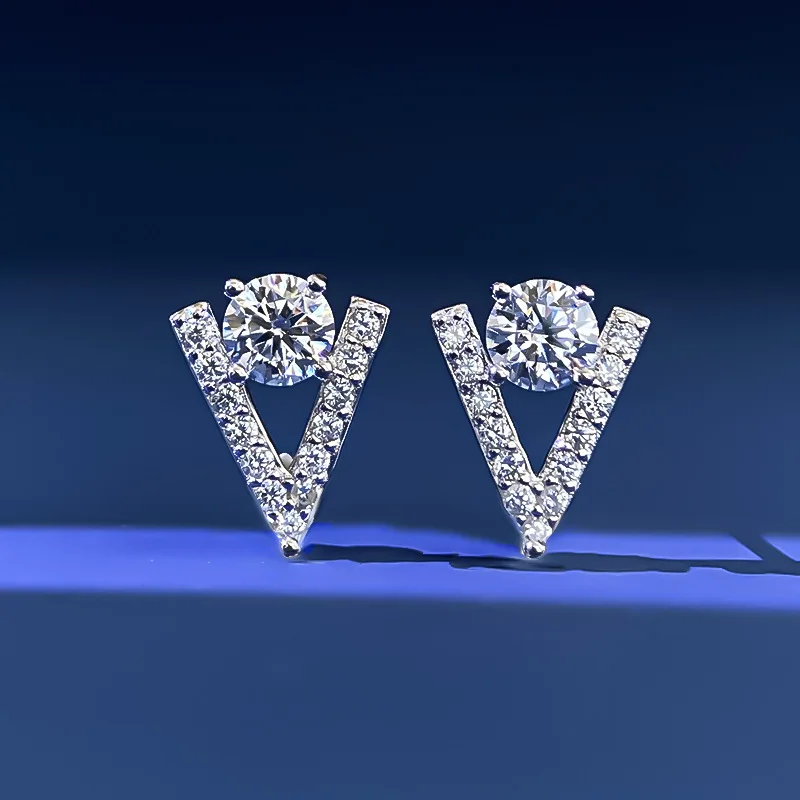 Fashionable Light Luxury Platinum Pt950 0.5ct Moissanite Earrings Full Diamond Letter V Seiko Manufacturer Wedding Fine Jewelry