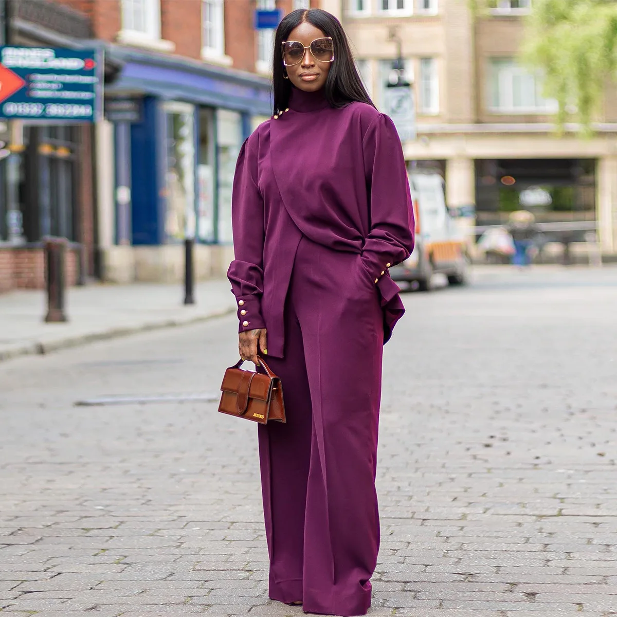 بدلة نسائية لخريف وشتاء 2025 بياقة عالية وأكمام طويلة غير منتظمة بلون سادة بنطال واسع الساق ملابس نسائية طقم مكون من قطعتين