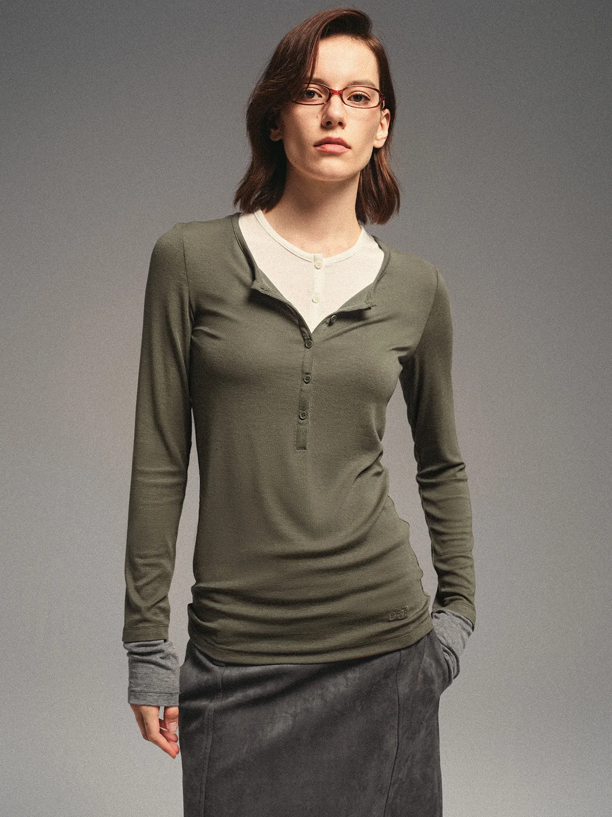 

Классическая приталенная футболка в полоску с контрастными цветами, воротником-стойкой, базовая модель FLOWERSAYS, женская осенняя модная длинная футболка с круглым вырезом