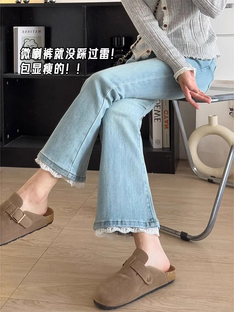 جديد 2026 جينز نسائي أزرق فاتح متوهج عالي الخصر مزين بالدانتيل سروال دينم فضفاض مناسب للربيع بنطلون جرس سفلي للتخسيس غير رسمي