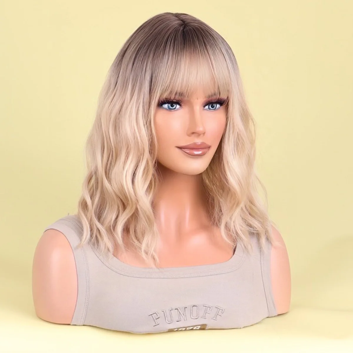 Peruki krótkie, kręcone, do ramion, w różnych stylach, pełne krycie głowy.