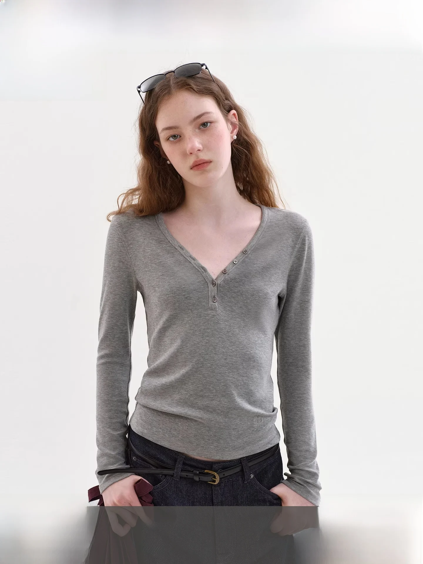 

Женская трикотажная футболка Fano V-Ne Slim Fit: комфортный топ для повседневной носки, новинка весенней коллекции