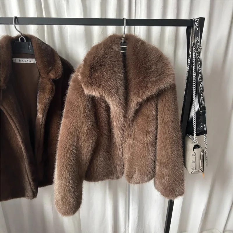 Pakaian wanita berbahan bulu campuran dengan kerah baru yang terbuat dari bulu buatan.