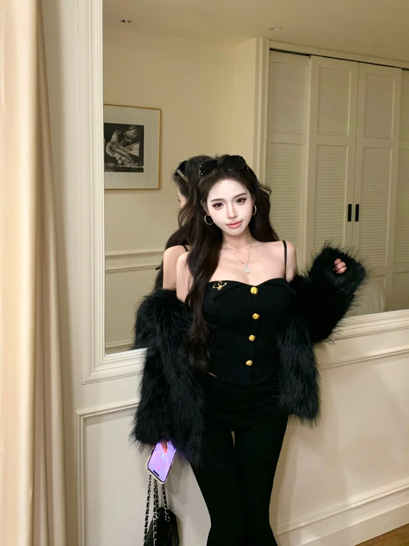 

Модный комплект из трех предметов в стиле Hot Girl: женские облегающие брюки-клеш, пальто с нагрудными вставками, топ-бюстье, пушистая верхняя одежда. Весенняя мода.