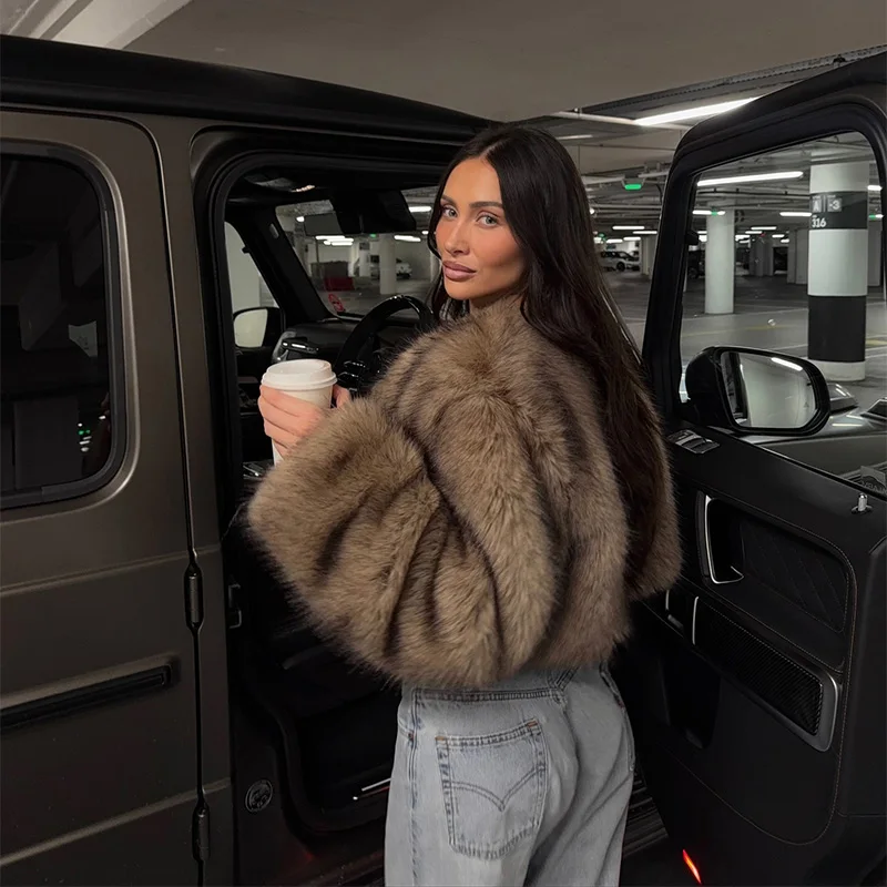 الفاخرة المرأة فو الفراء معطف قصير كم طويل فضفاض رقيق بني فاتح رشاقته سترة 2025 الشتاء موضة أفخم معطف دافئ